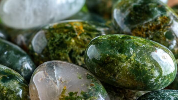 Moss Agate Meaning: Healing Properties, Benefits, and Uses - Beadsofcambay.com