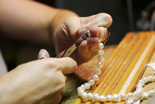 How to Knot Pearls: Everything You Need to Know - Beadsofcambay.com