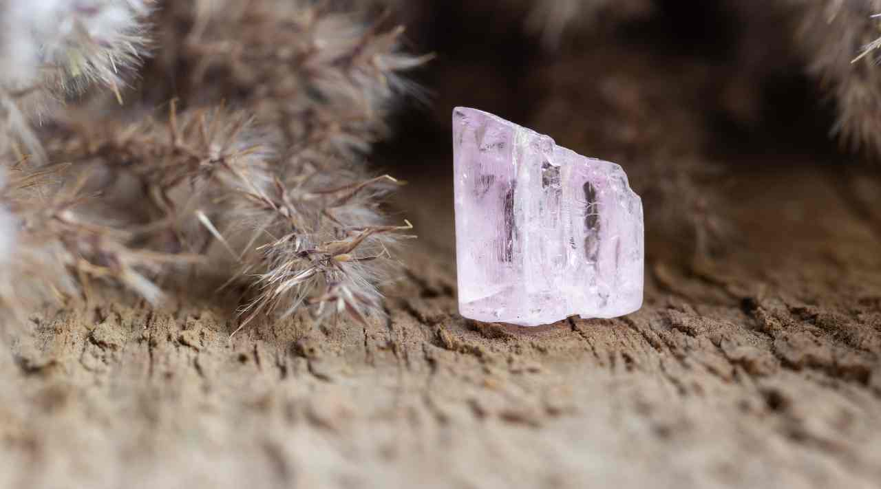 Kunzite Meaning: Healing Properties, Benefits, Uses & More - Beadsofcambay.com